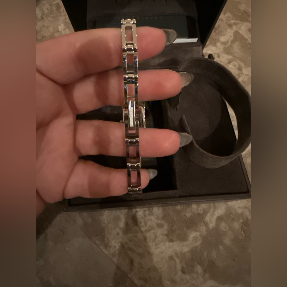 🩶EUC🩶 Gucci space grey and Silver Watch - Picture 6 of 8